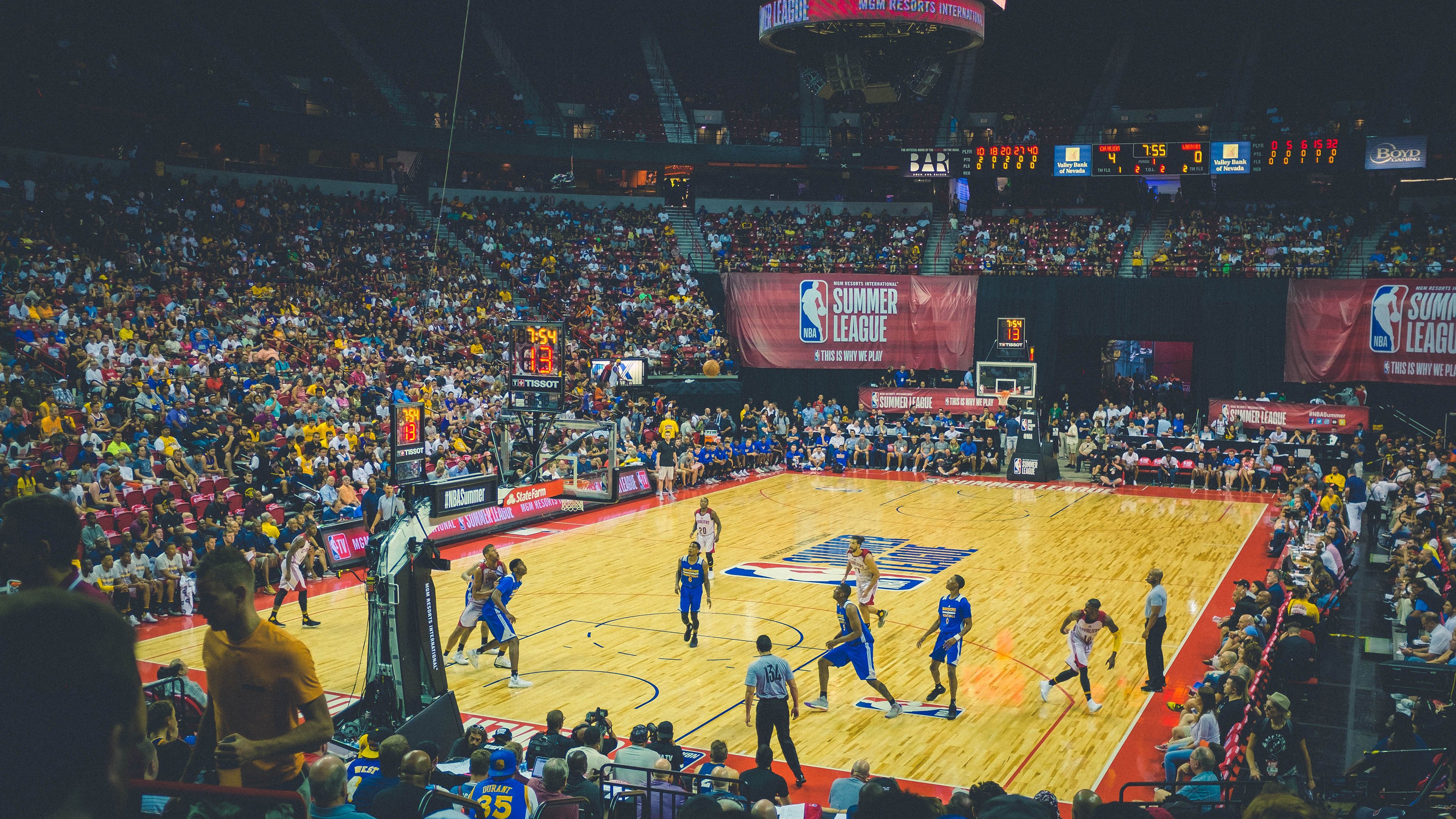哈登决胜时刻展神威，老鹰鏖战力压独行侠迎关键胜利